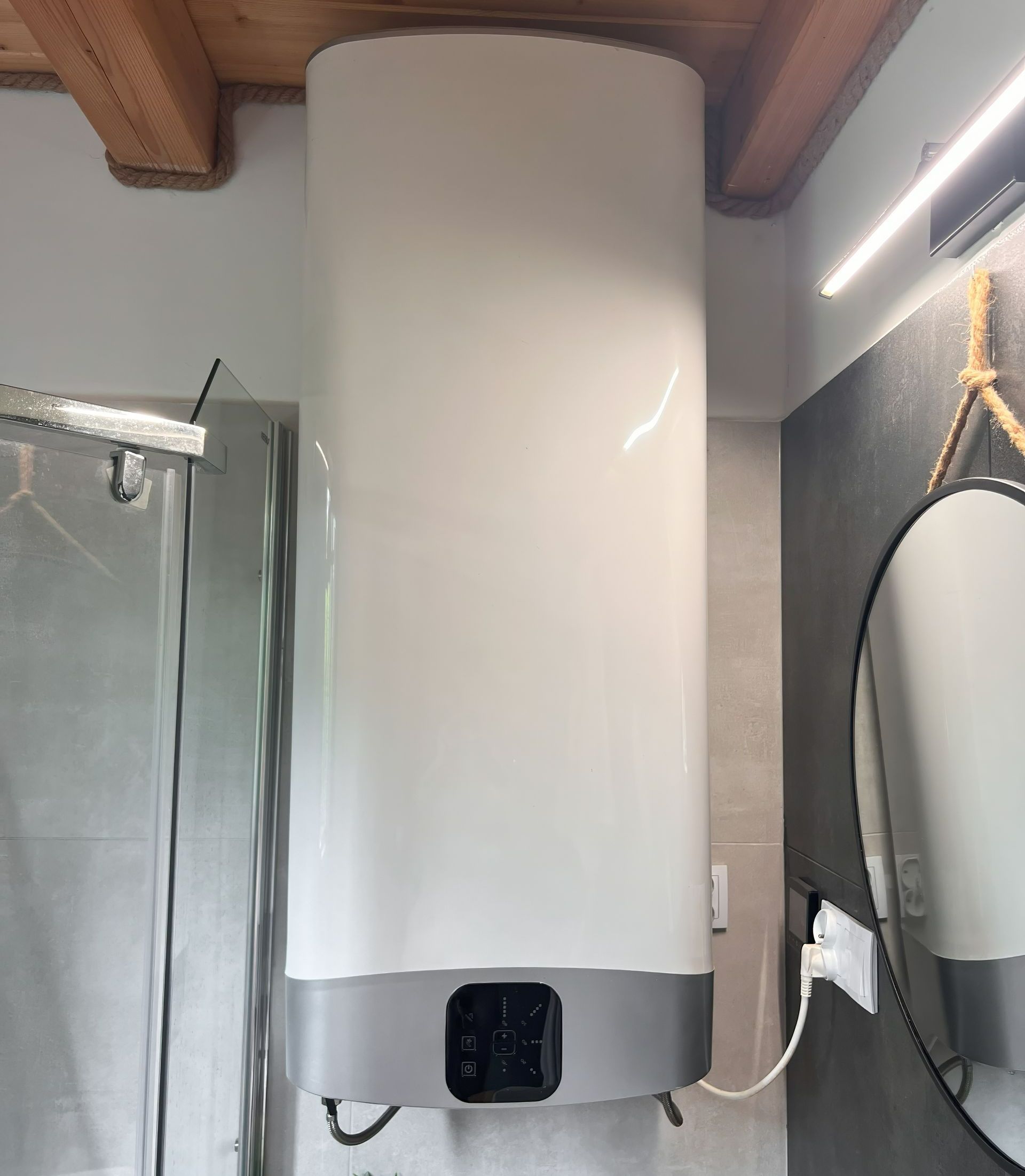 Un chauffe-eau installé dans la salle de bains.