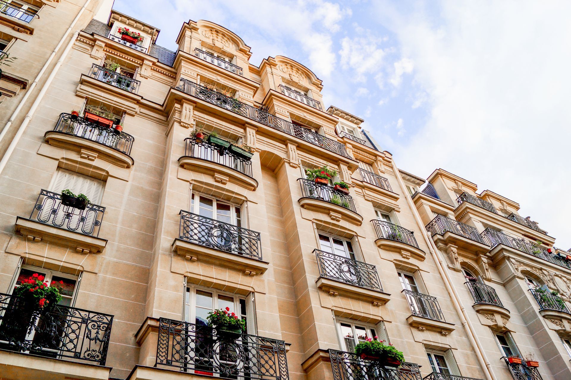 Vue sur la façade d'un immeuble résidentiel.