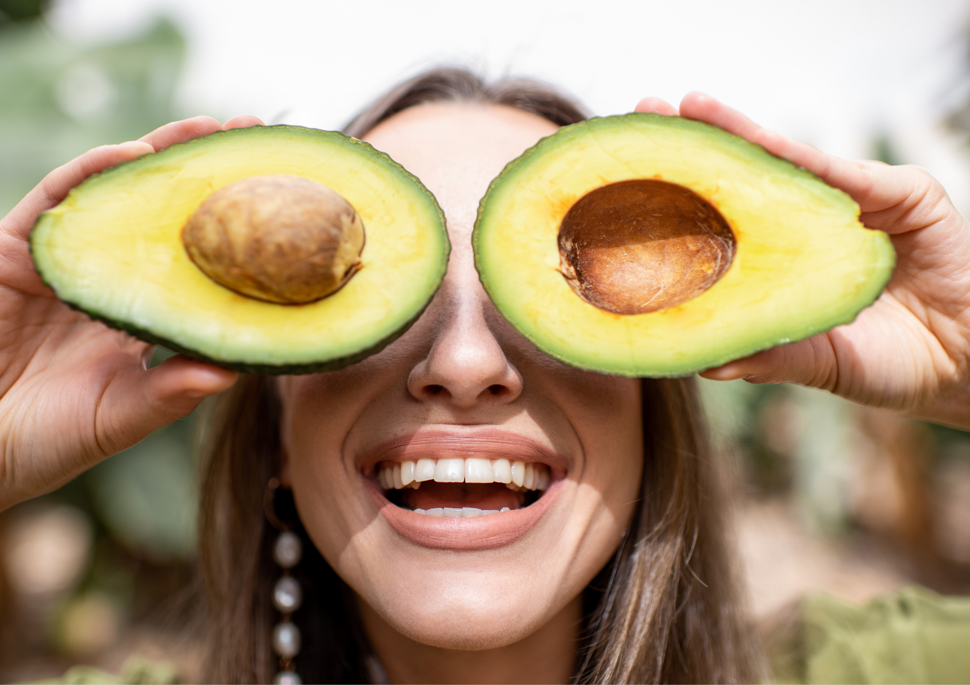 Une femme avec une moitié d'avocat dans chaque main