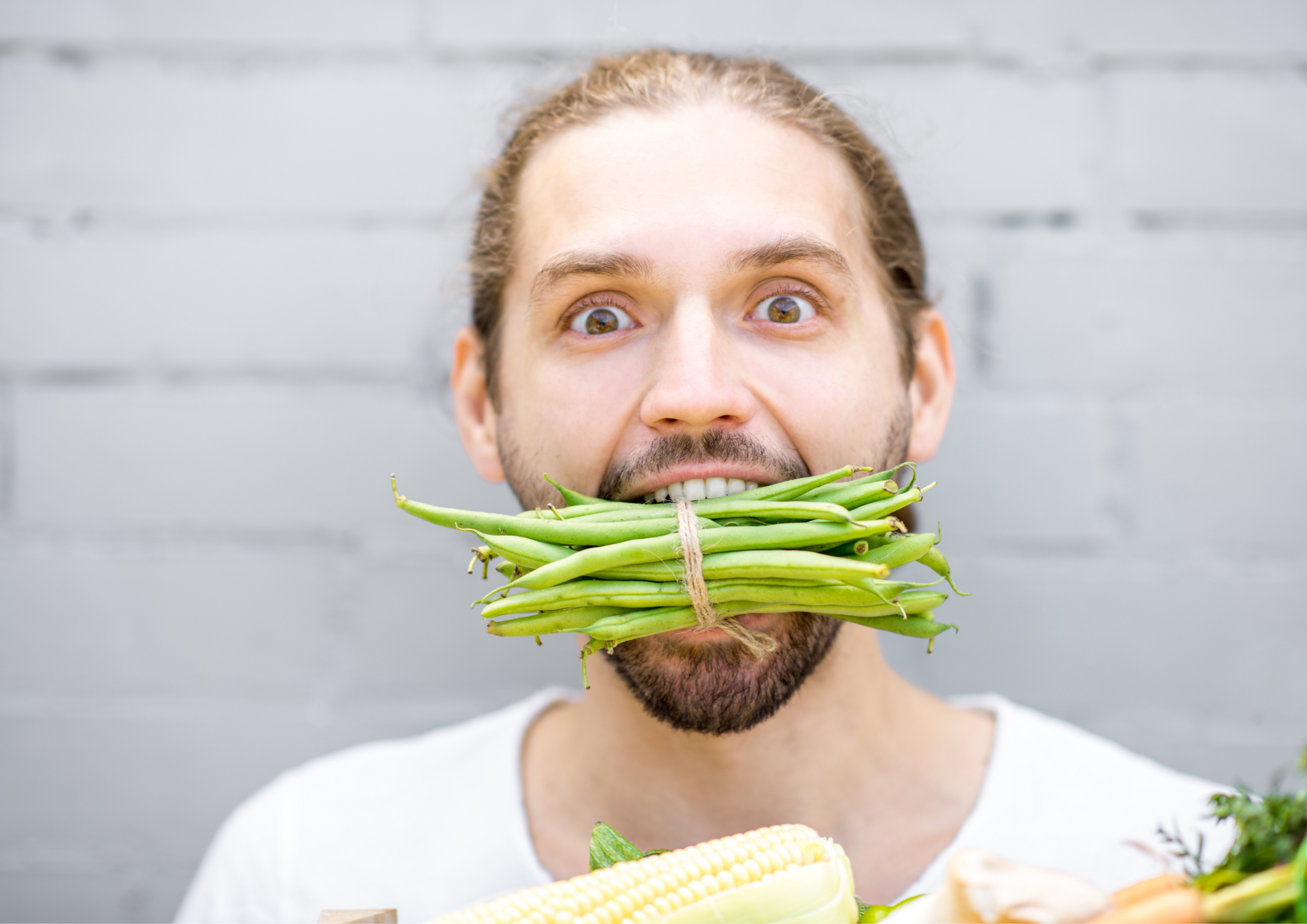 Un homme avec des haricots verts dans la bouche