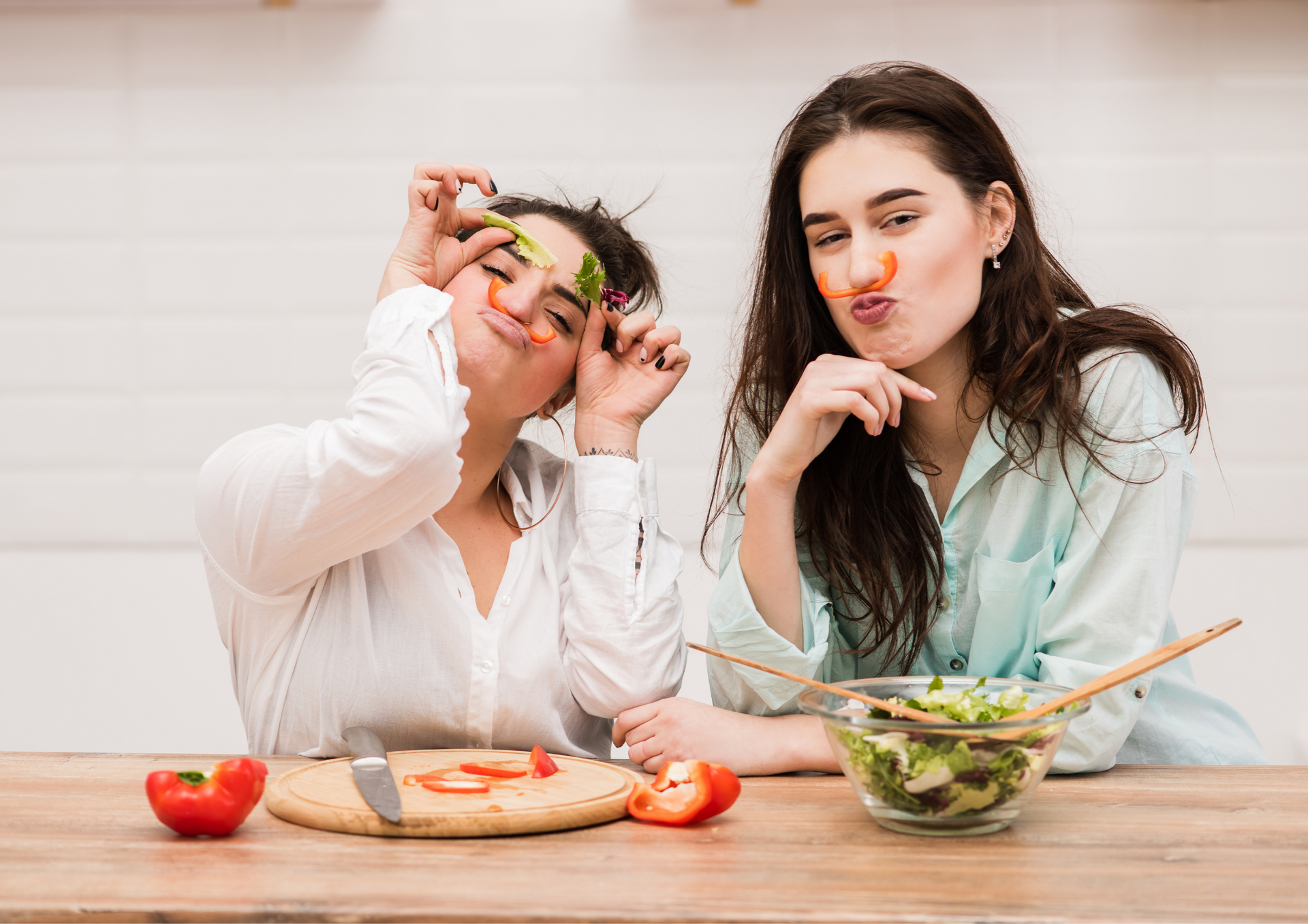 Deux filles jouant avec de la nourriture