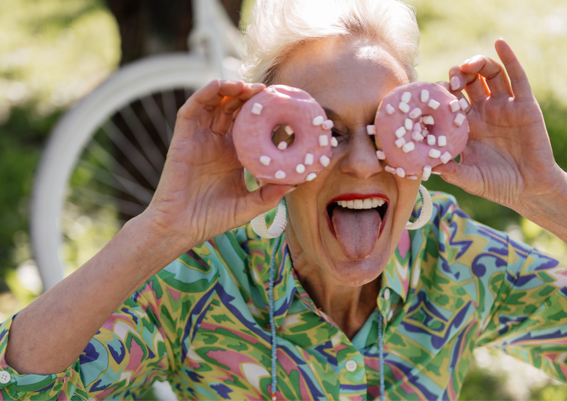 Une femme cachant ses yeux avec des donuts