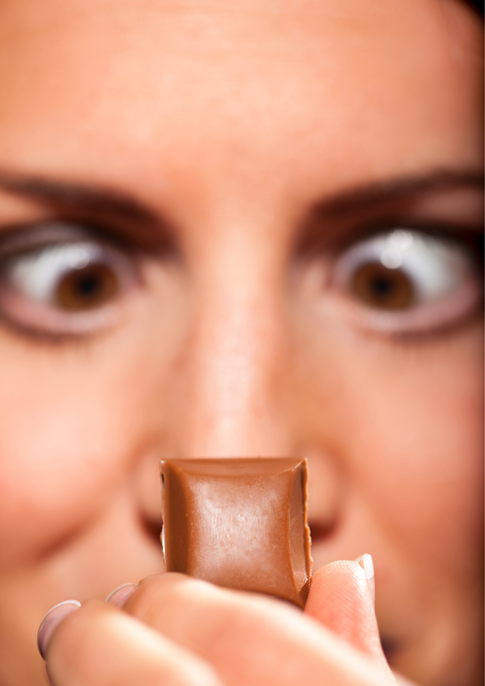Une femme tenant un carré de chocolat