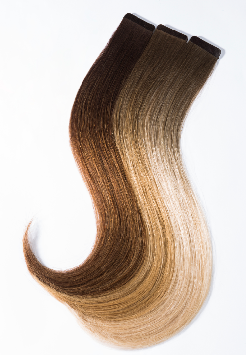 Un primer plano de dos piezas de extensiones de cabello sobre una superficie blanca.