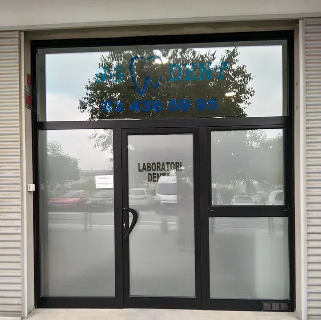 La puerta principal de un edificio con un cartel que dice 'laboratorio'.
