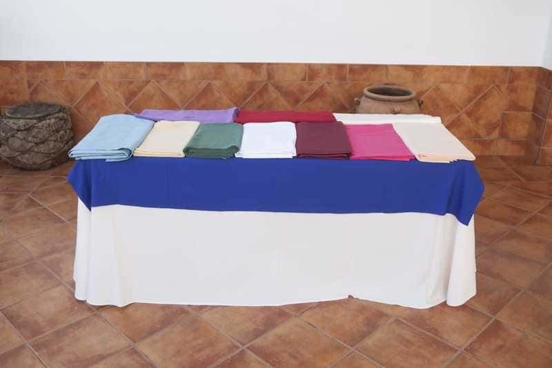 Una mesa con un mantel azul encima