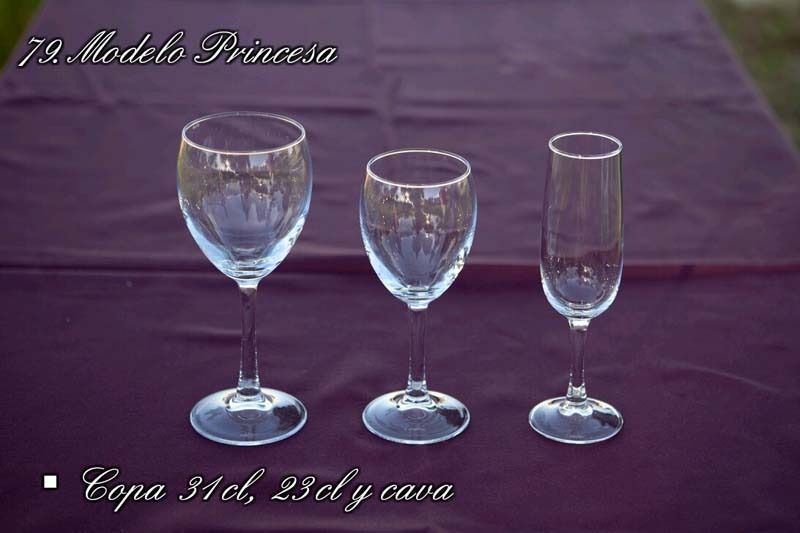 Tres copas de vino están sobre un mantel morado.