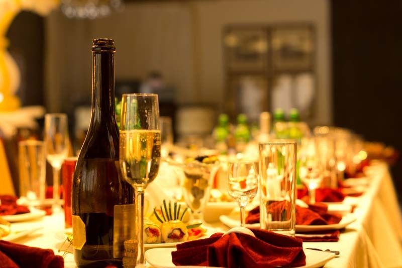 Una botella de vino está sobre una mesa con vasos.