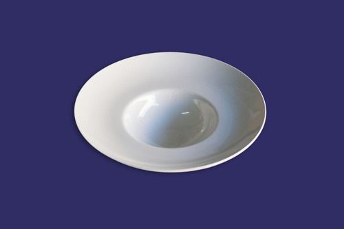 Un recipiente blanco con un agujero en el medio sobre un fondo azul.