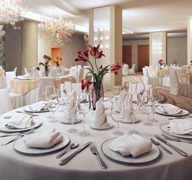 Una gran sala con mesas y sillas preparadas para una recepción de boda.