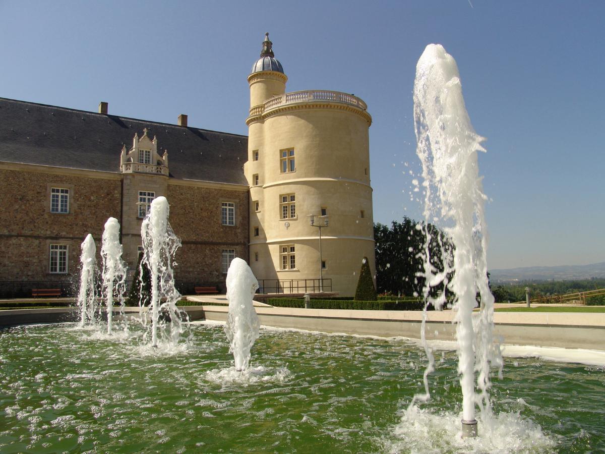 Fontaine château Château de Bouthéon Loire