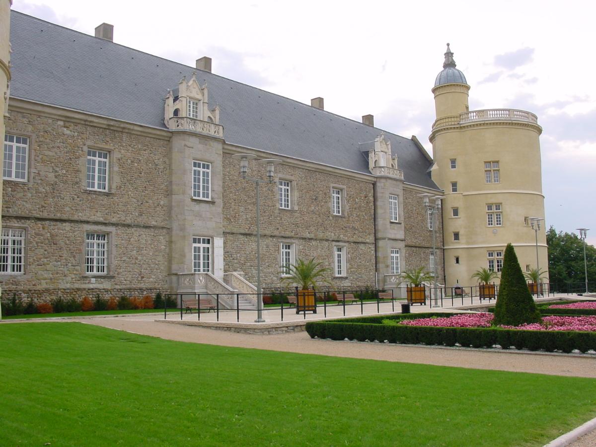 Château coté esplanade Château de Bouthéon Loire