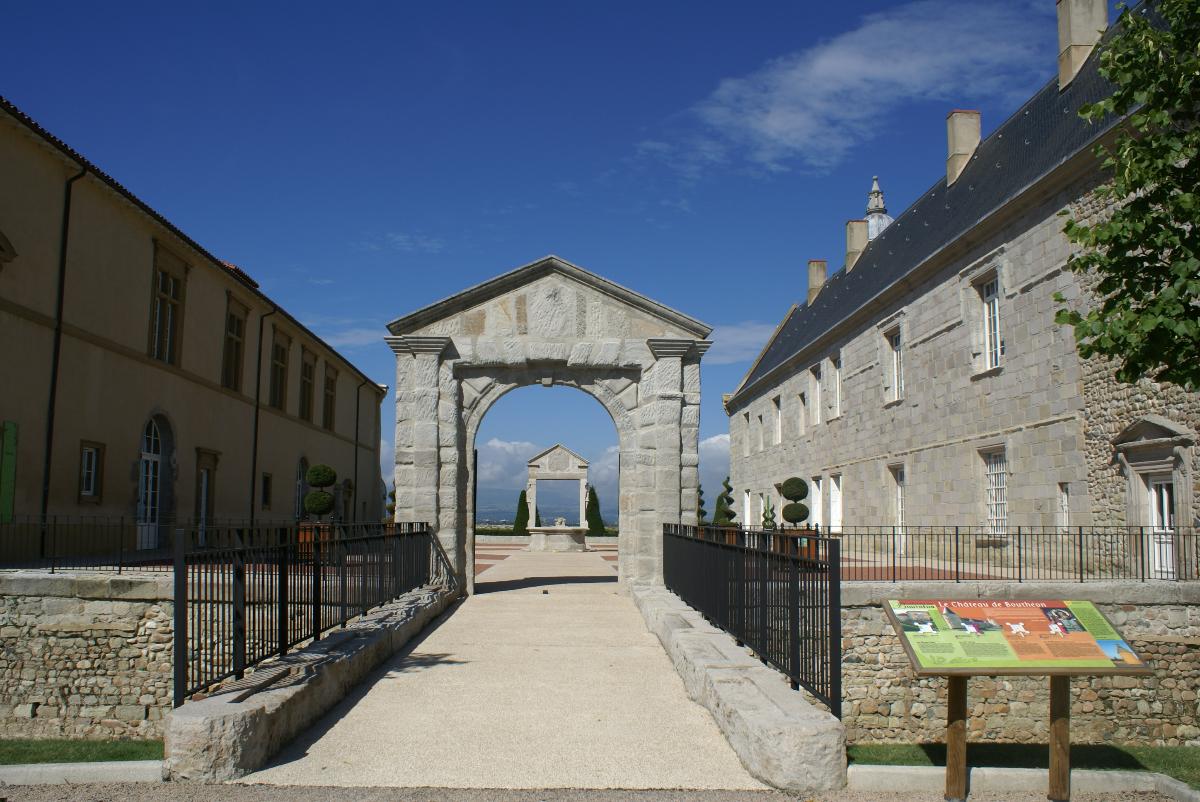 Entrée cours d'honneur Château de Bouthéon Loire