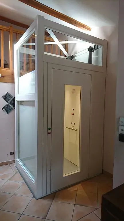 Ascenseur privatif blanc