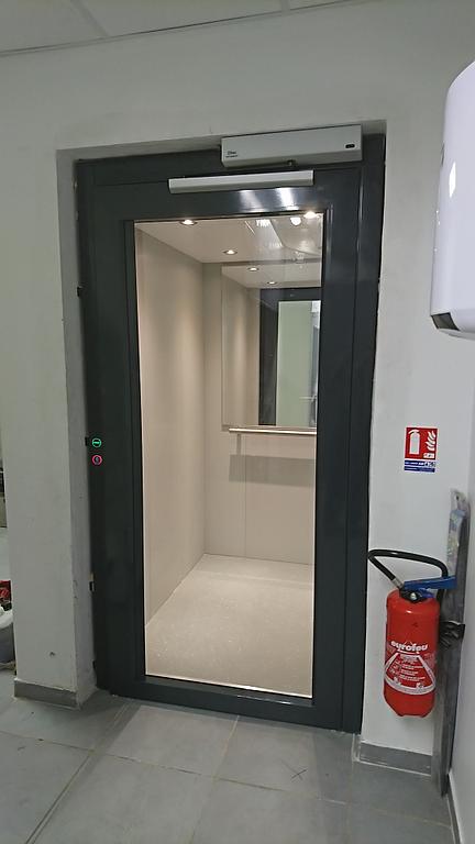Ascenseur privatif avec une porte vitrée