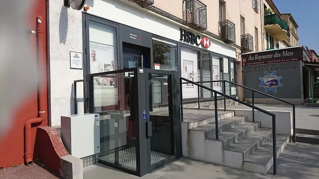 Élévateur extérieur pour une banque