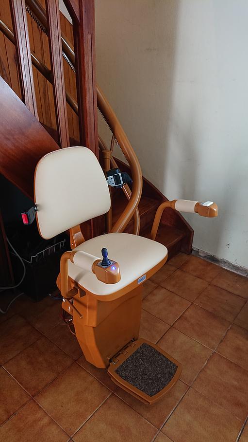 Monte-escalier marron et beige