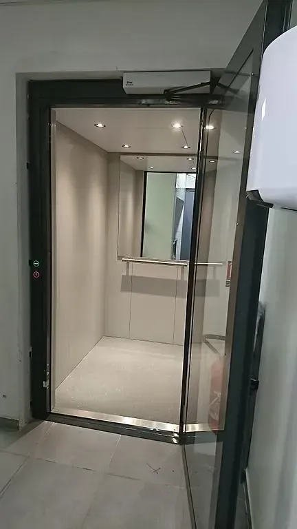 Mini-ascenseur avec une porte vitrée ouverte