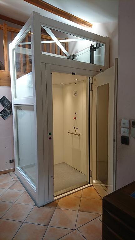 Ascenseur privatif blanc avec la porte ouverte