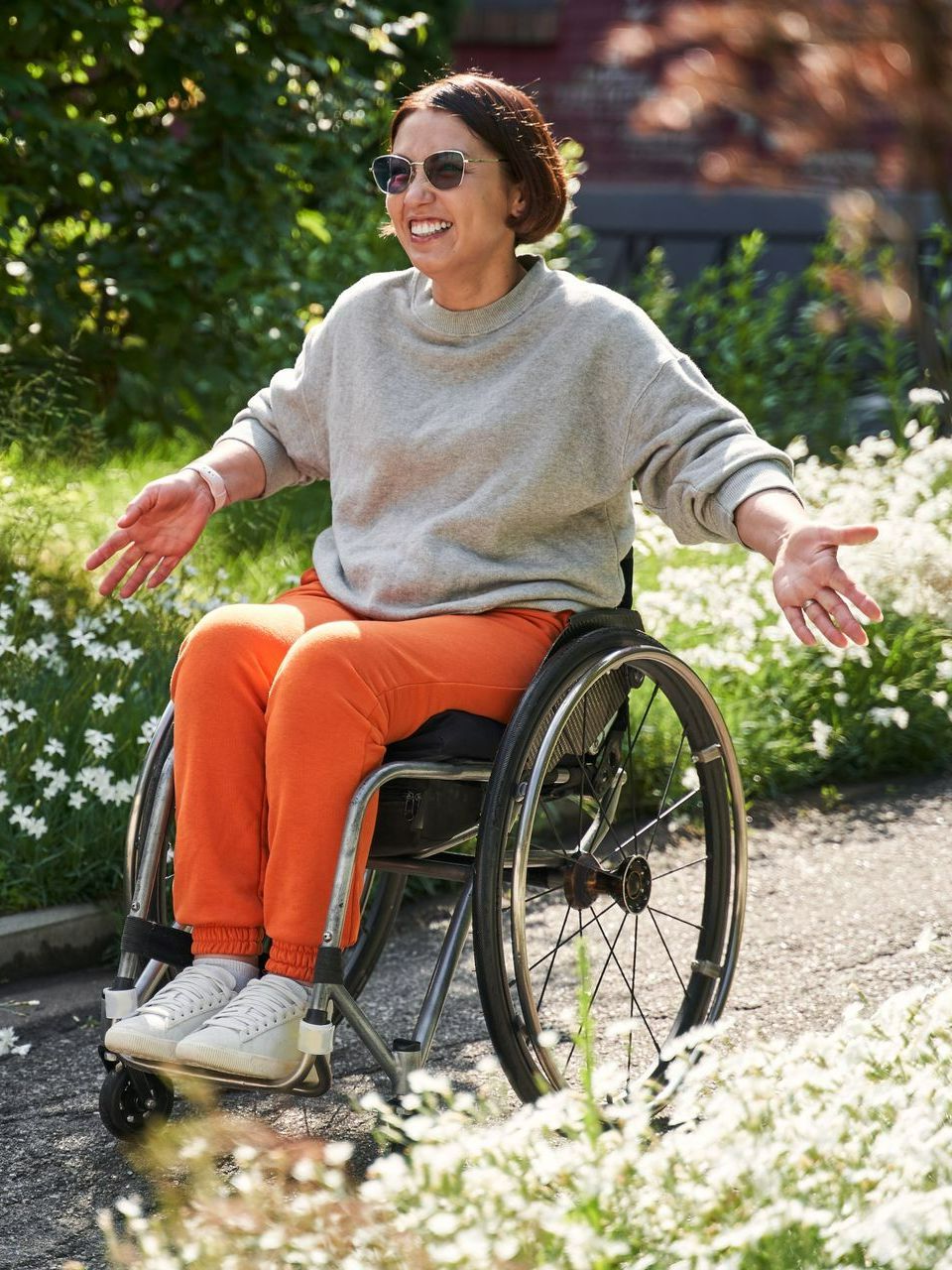 Une femme en fauteuil roulant qui se promène