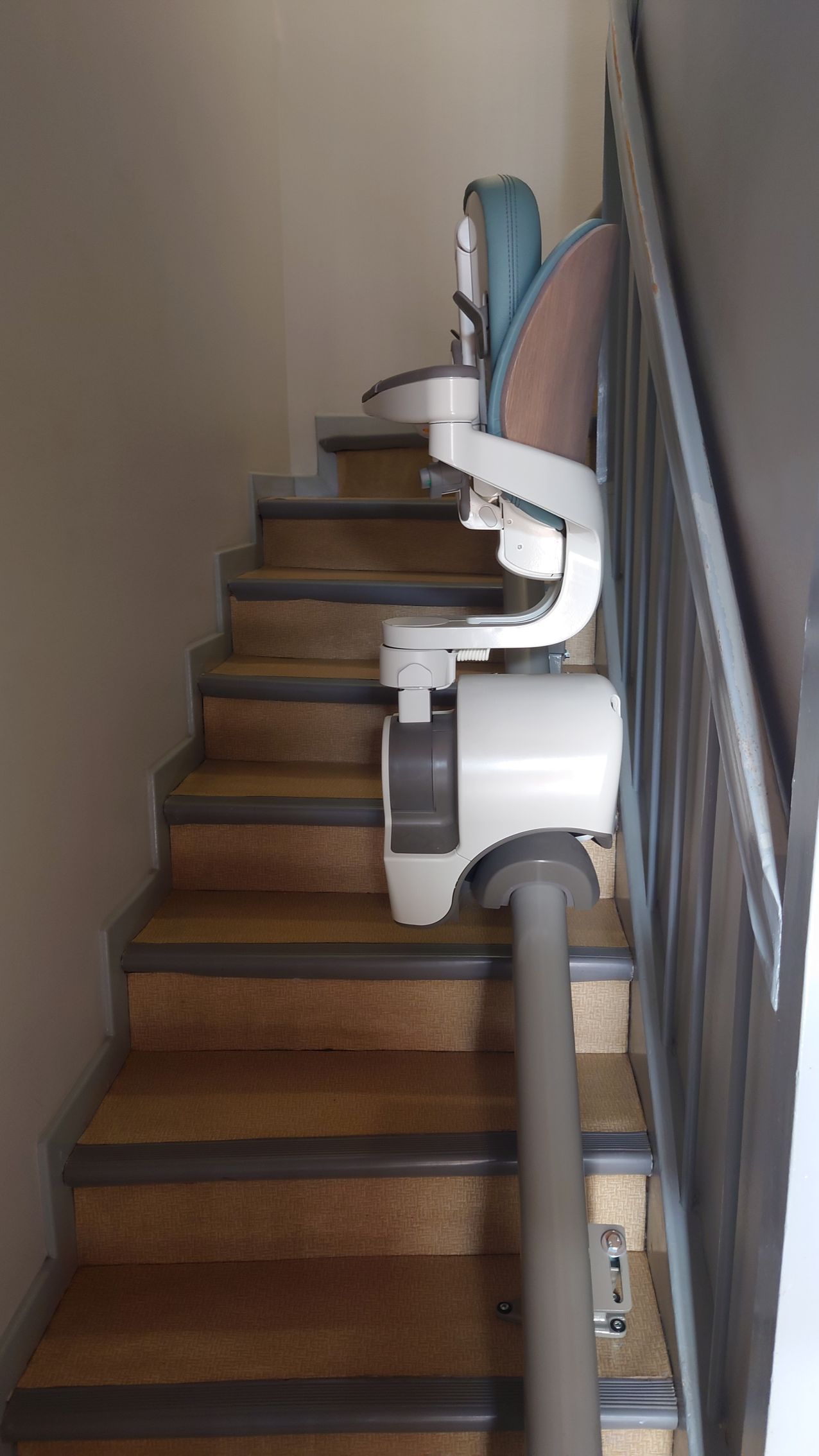 Monte-escalier replié dans un escalier