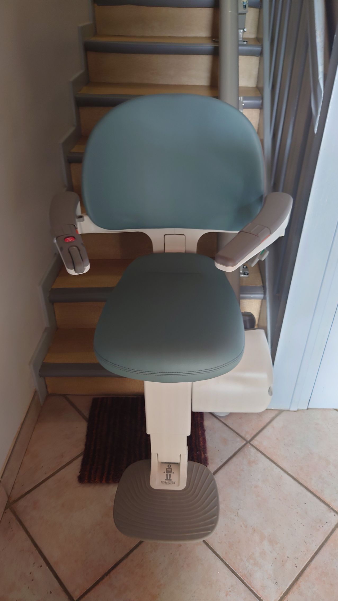 Vue avant d'un monte-escalier bleu clair