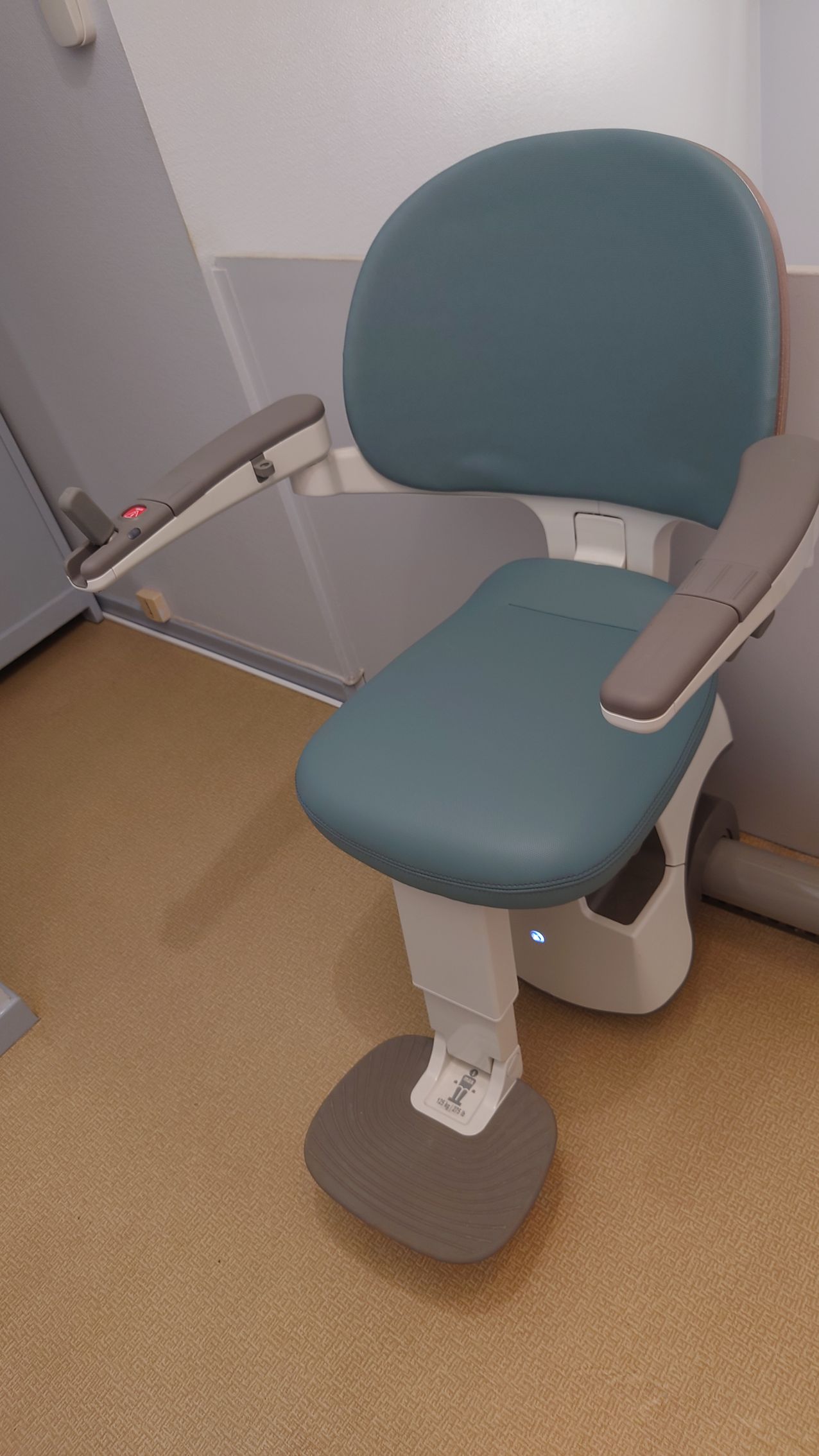 Monte-escalier bleu gris et blanc