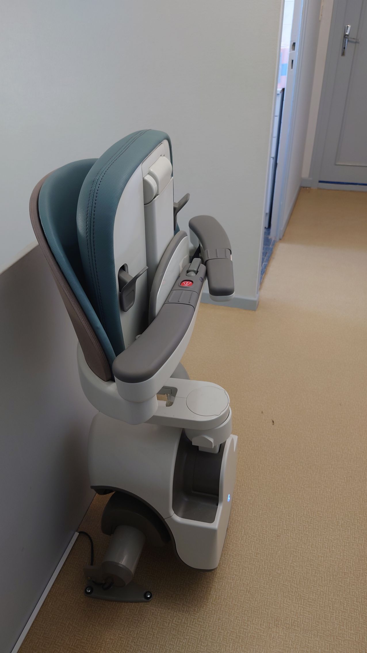 Monte-escalier bleu clair replié