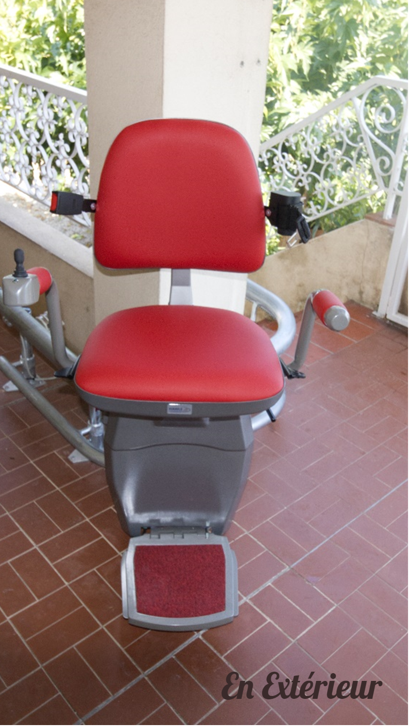 Monte-escalier rouge