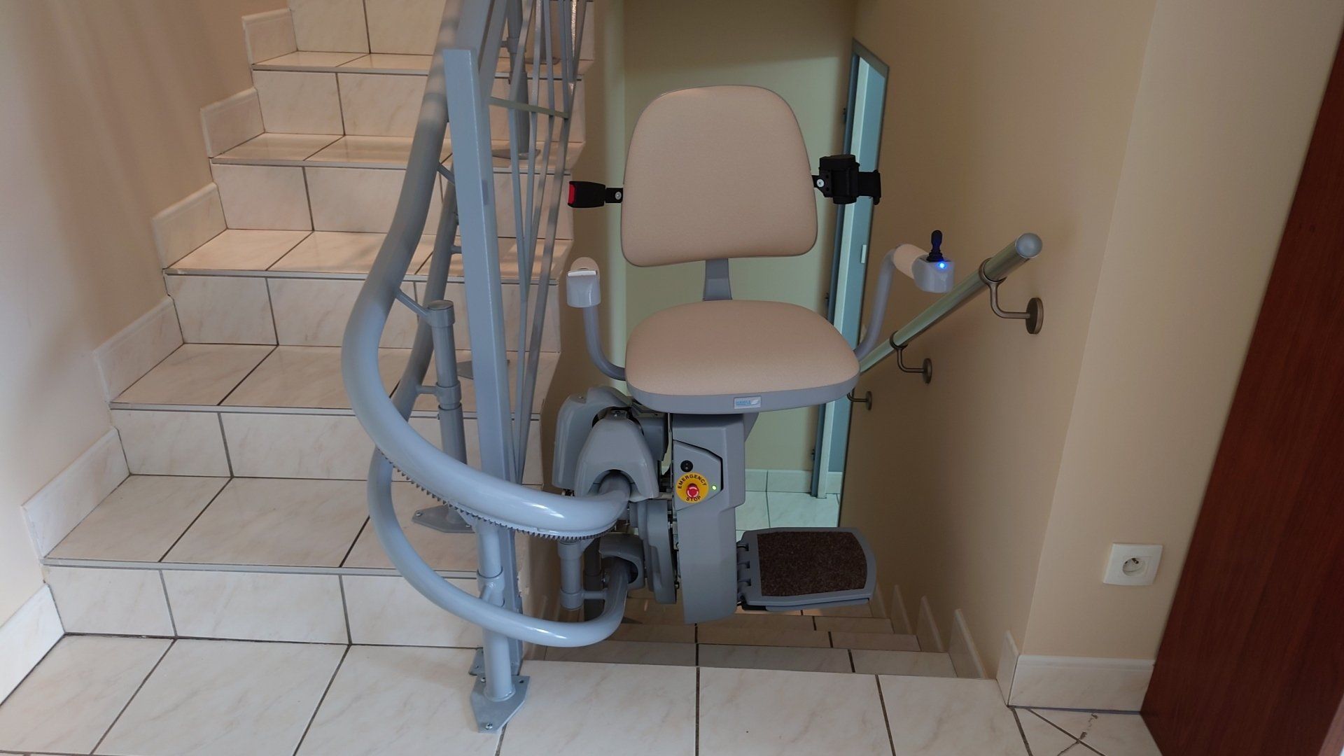 Monte-escalier en train de monter l'escalier