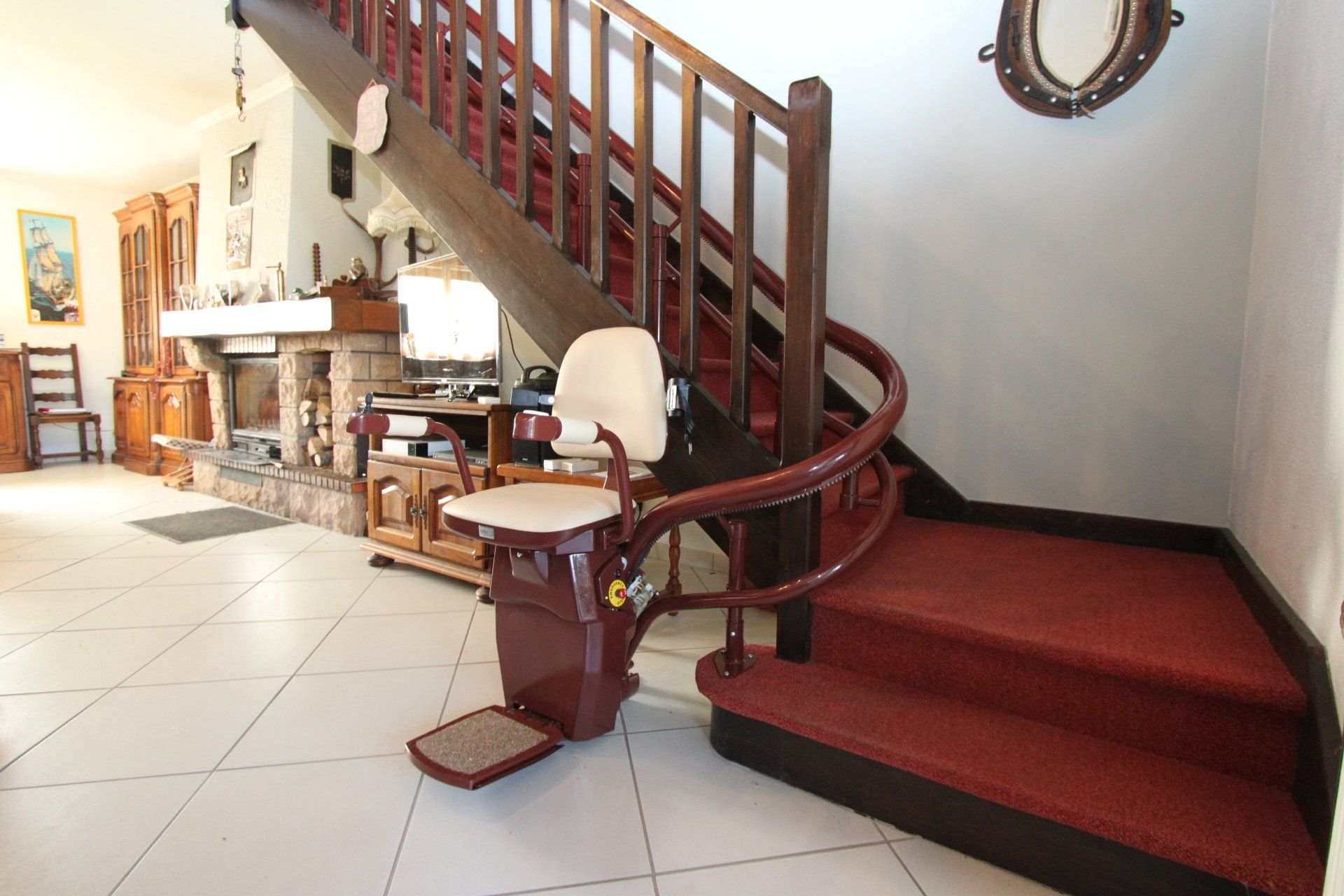 Monte-escalier beige et marron, assorti à l'escalier