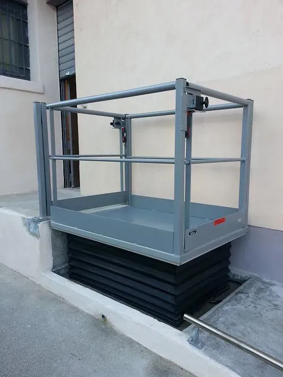 Table élévatrice avec rambardes