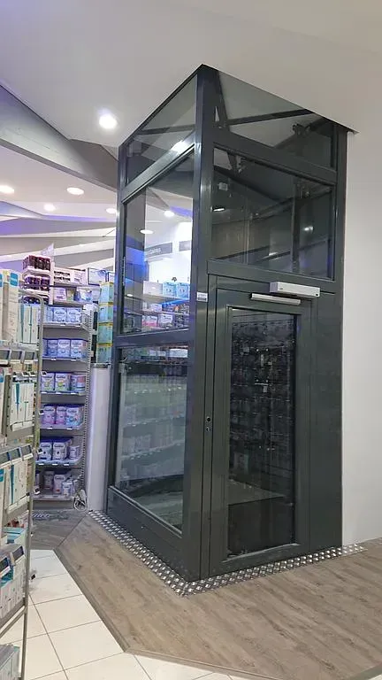 Ascenseur privatif dans une pharmacie