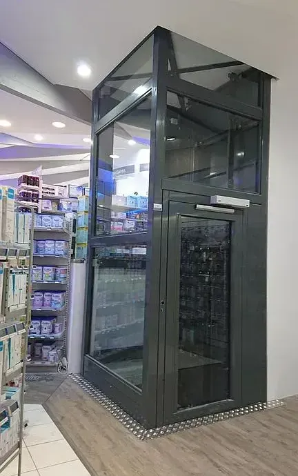 Ascenseur PMR dans une pharmacie