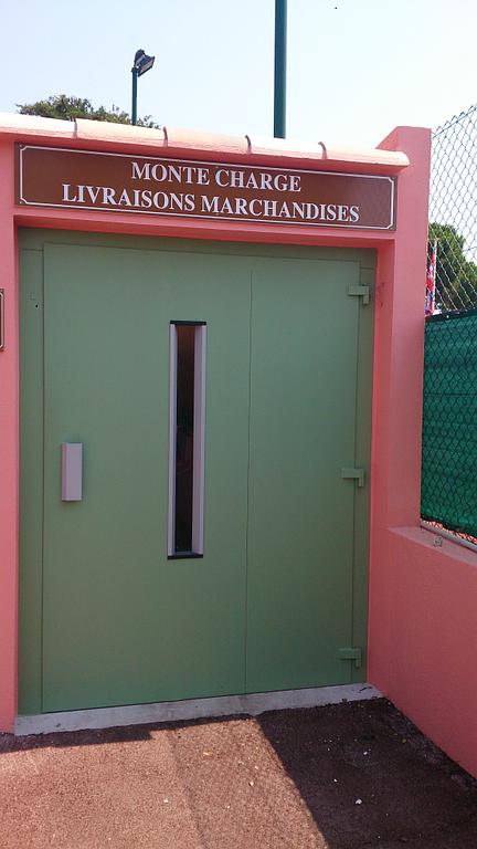 Monte-charge pour faciliter le déplacement des produits livrés