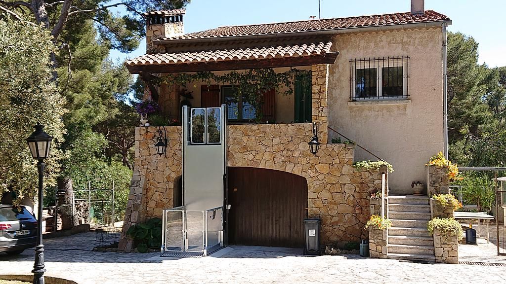 Élévateur extérieur en métal