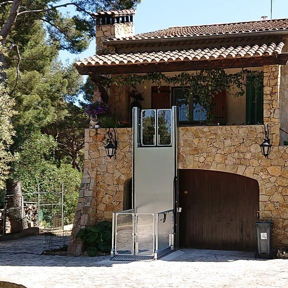 Mini-ascenseur à l'extérieur d'une maison