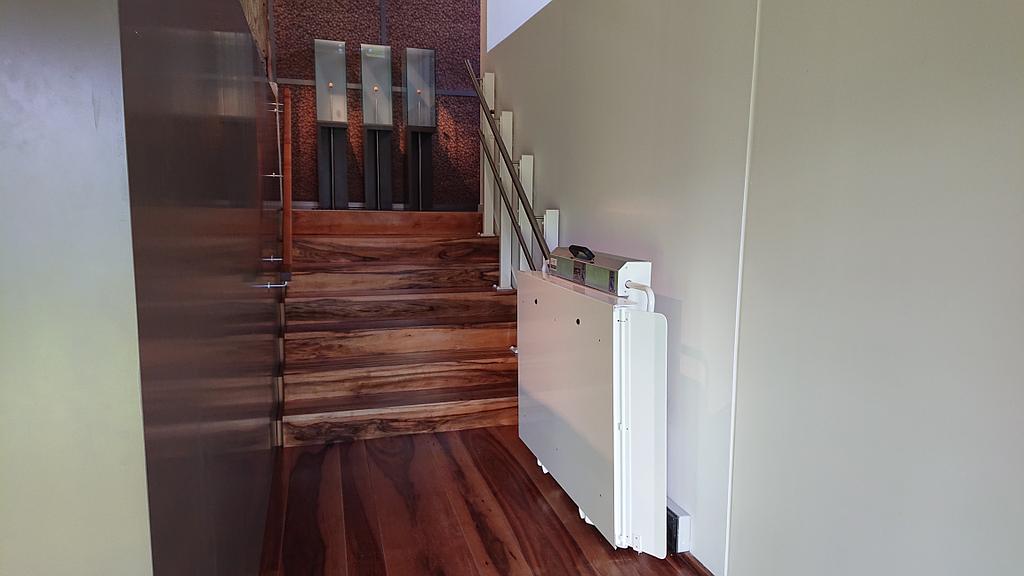 Plateforme oblique blanche en intérieur