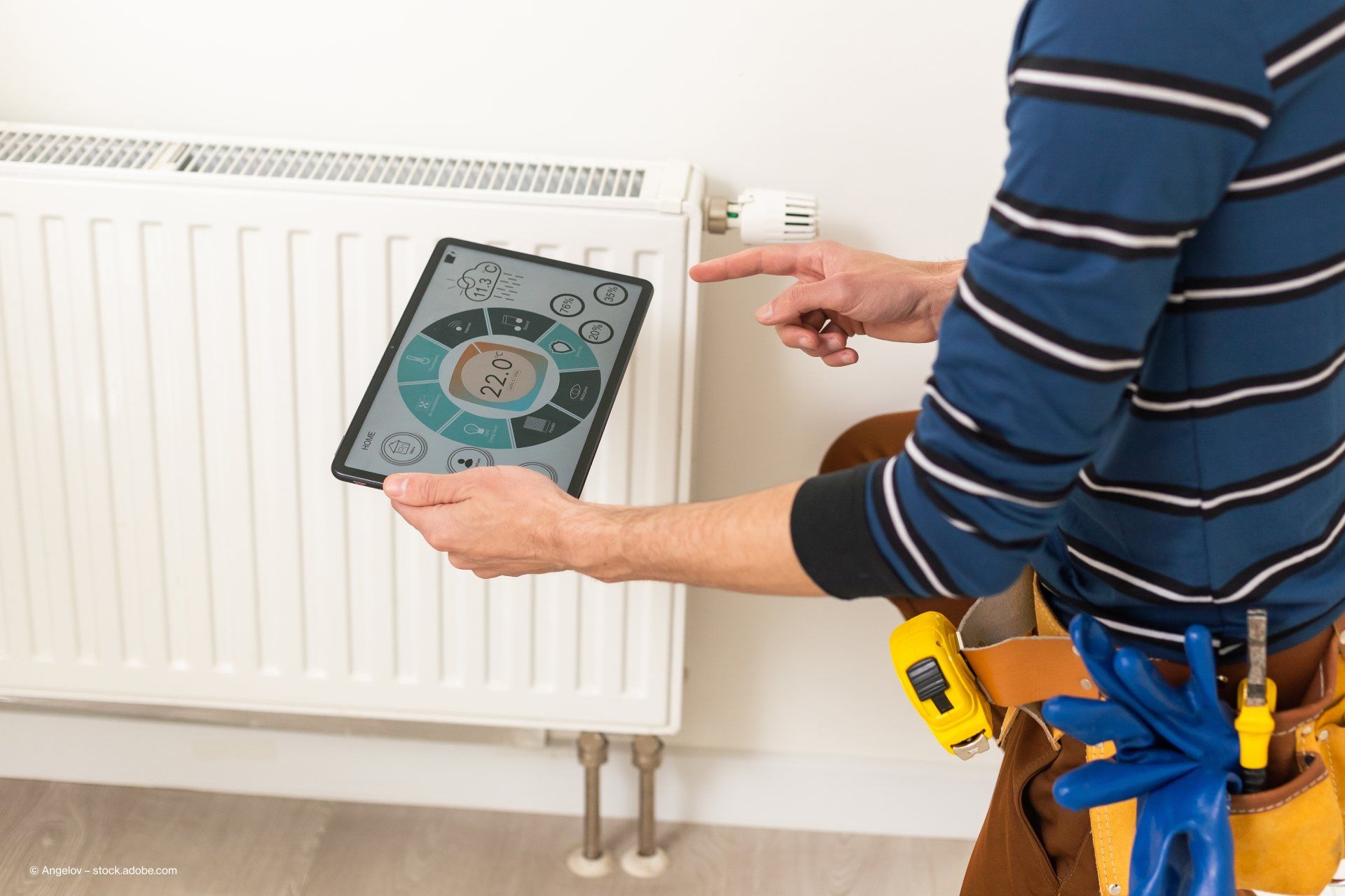 Der Techniker überprüft die Heizungsanlage mit dem Tablet in der Hand