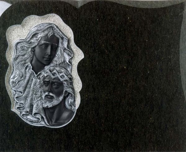 Una lápida con una imagen de Jesús y una mujer en ella.
