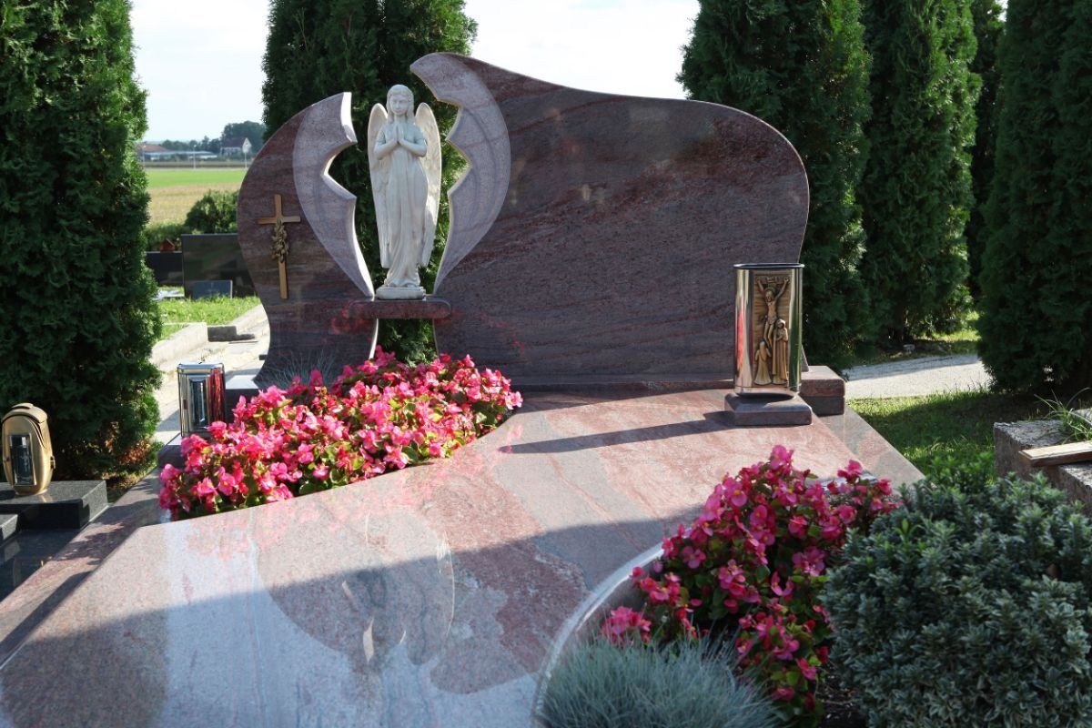 Una tumba con una estatua de un ángel encima.