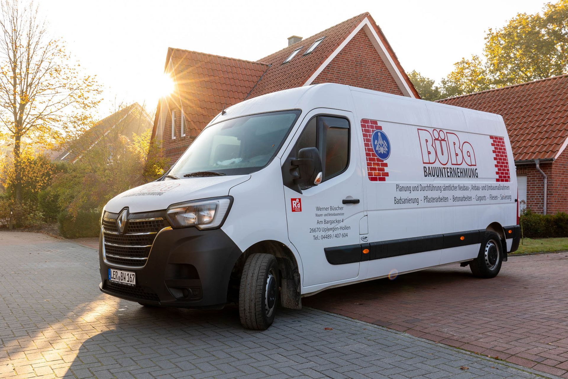 Ein weißer Lieferwagen steht vor einem Haus.