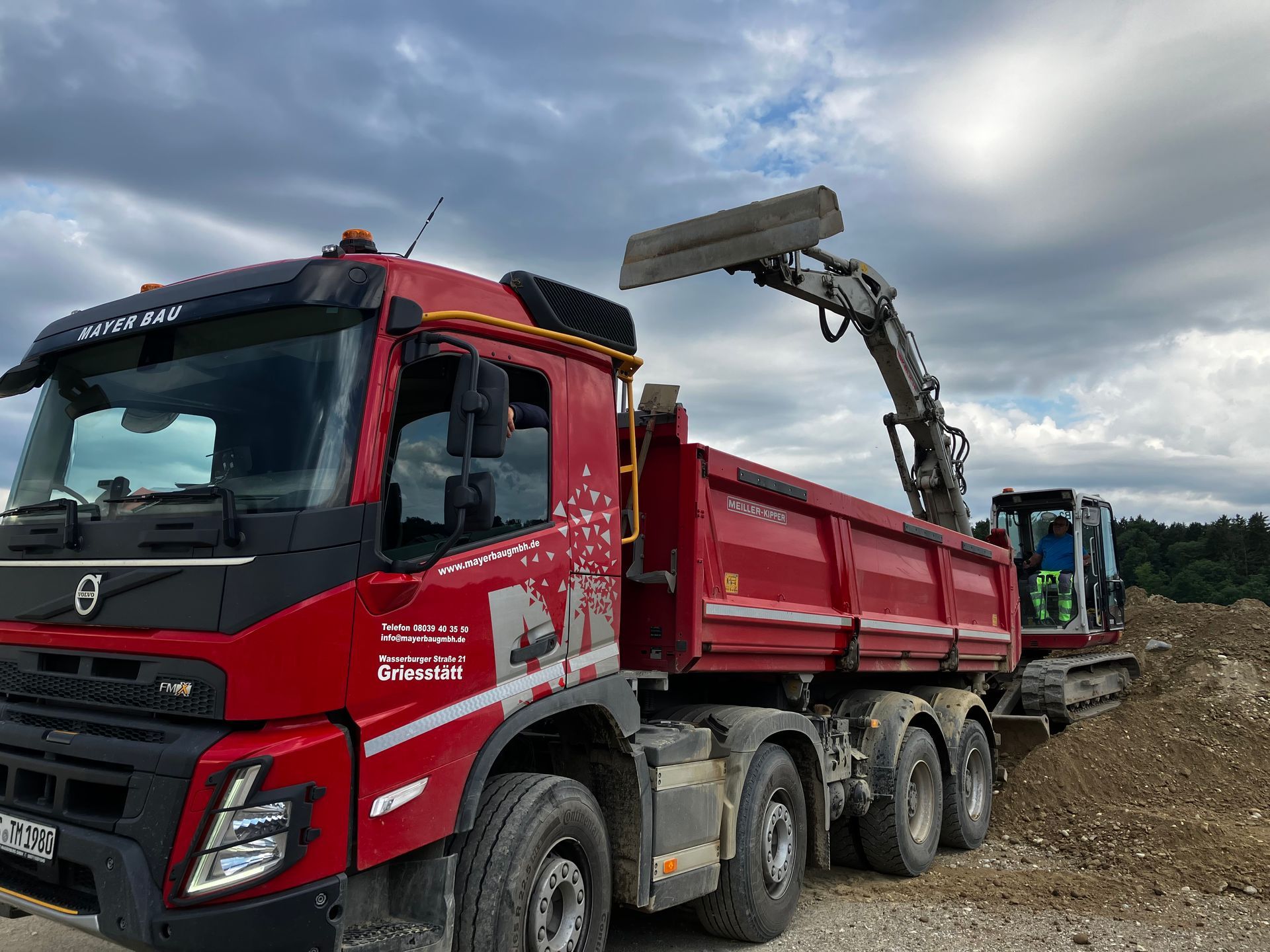 LKW-Transporter und ein Bagger