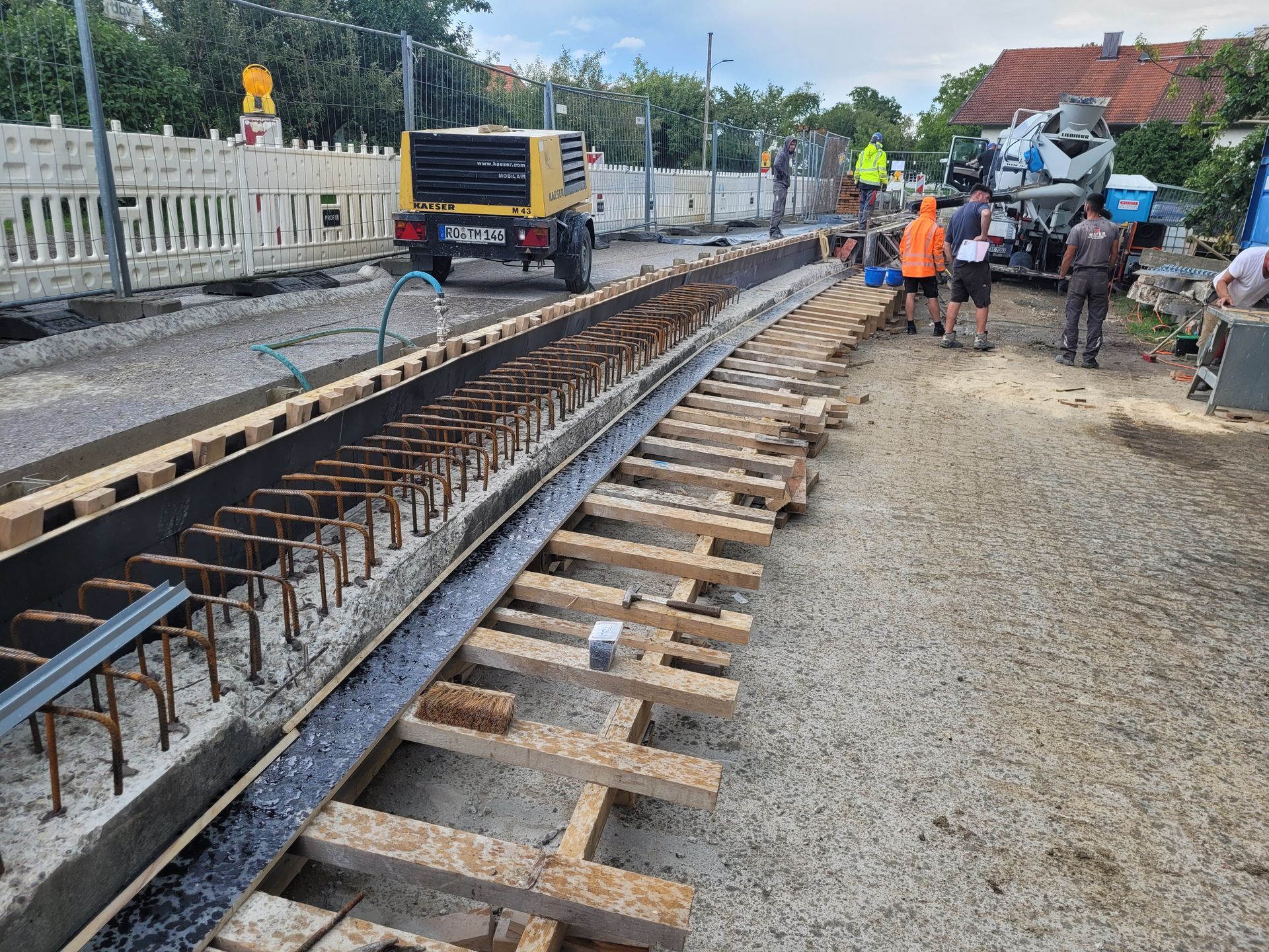 Arbeiter auf Gleisbaustelle mit Stahlkonstruktionen