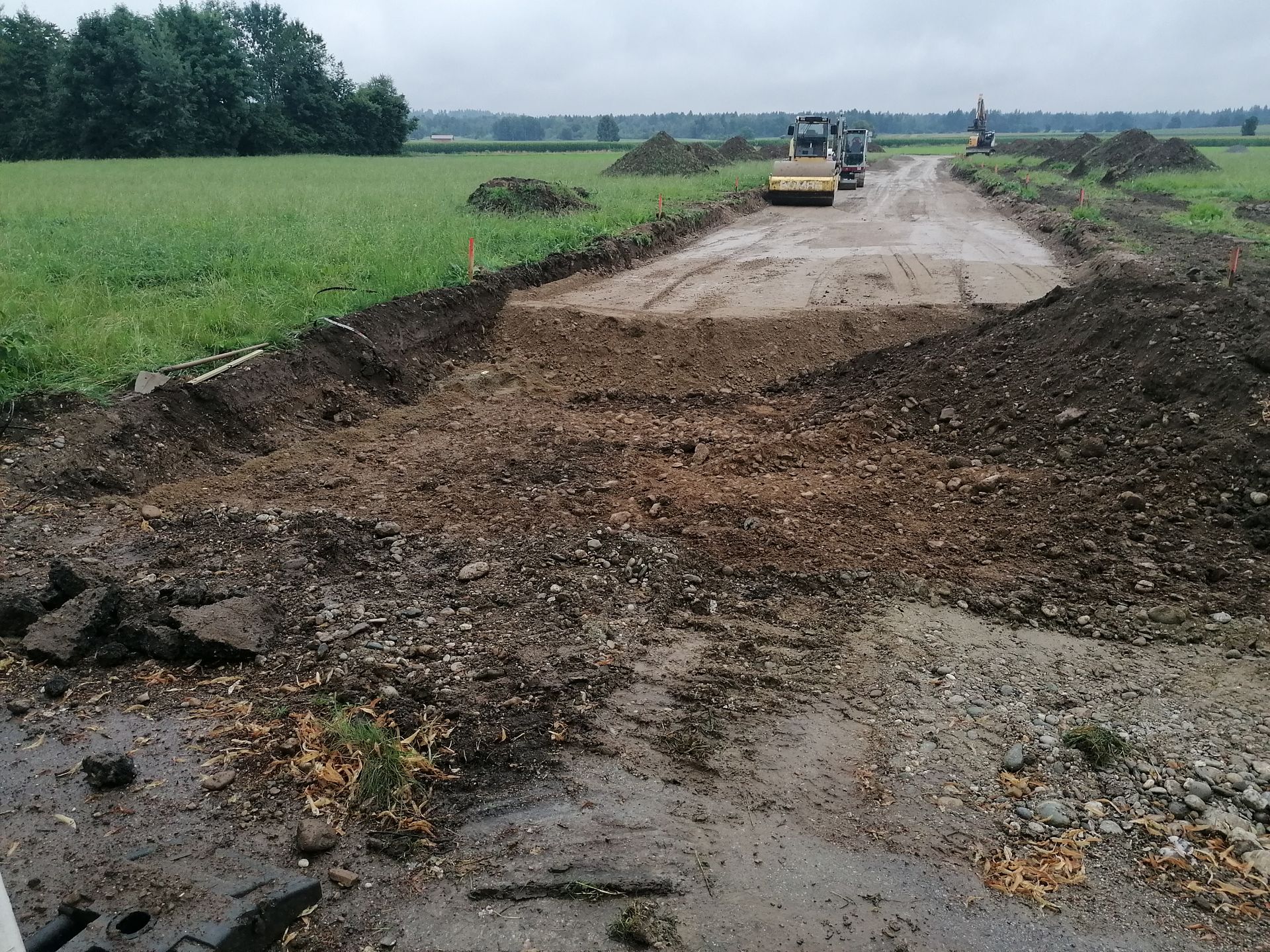 Bauarbeiten auf Feldweg mit Baumaschinen