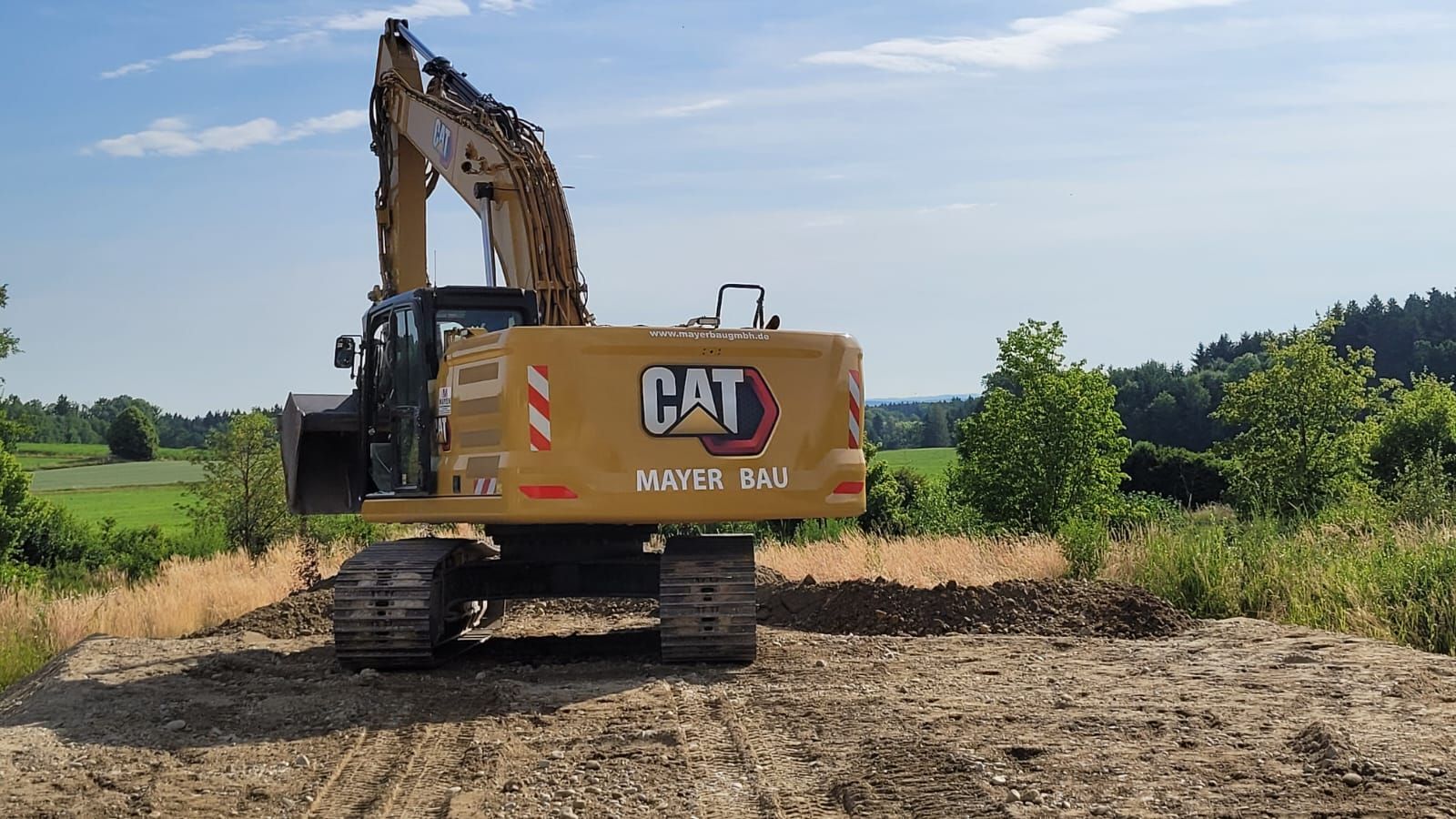 Bagger hebt Erde auf freiem Feld an