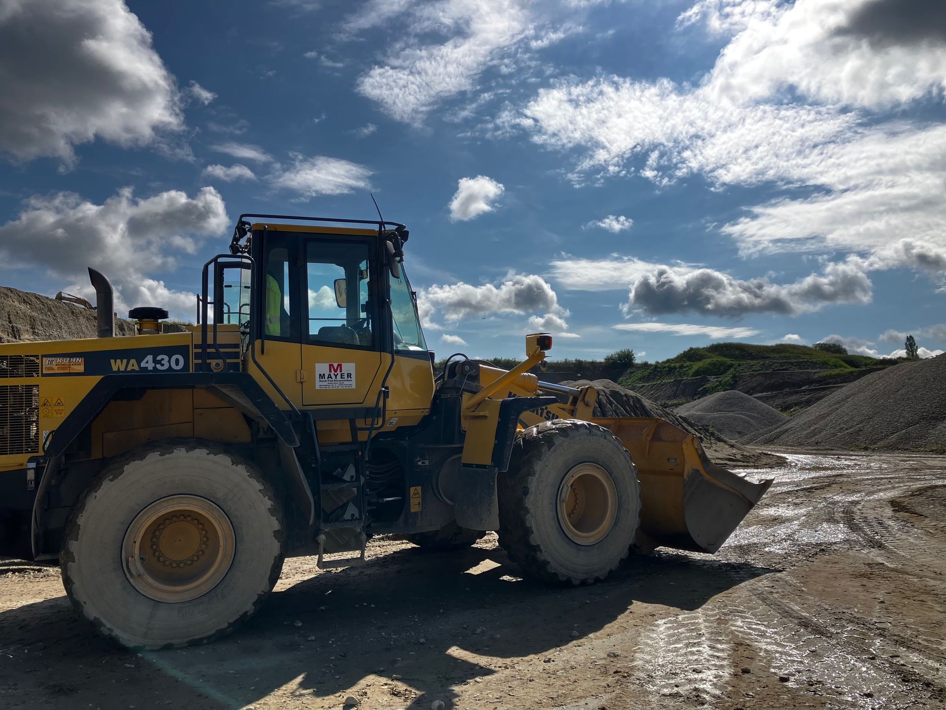 Radlader arbeitet in großer Kiesgrube