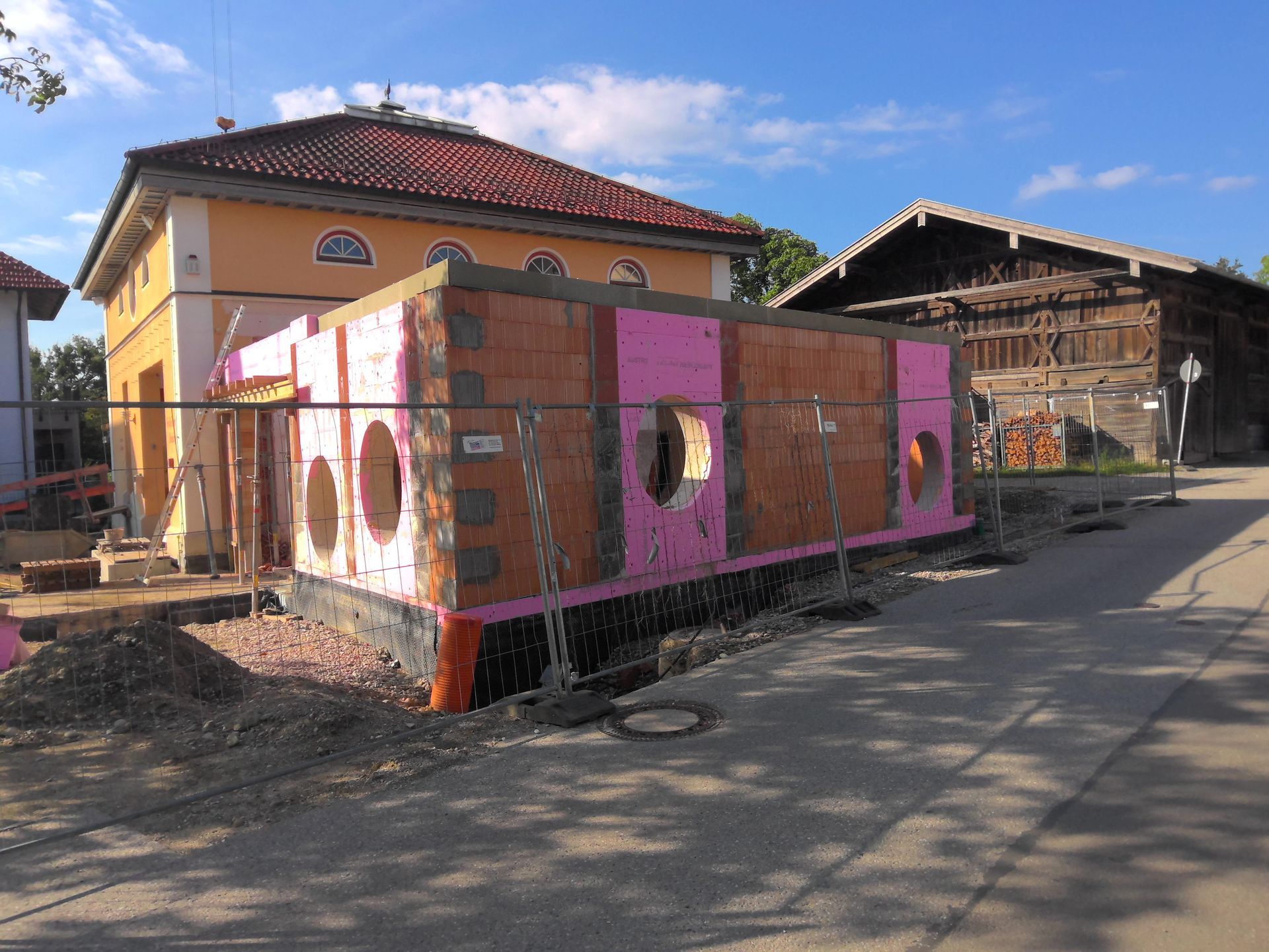 Ziegelrohbau mit pinker Außendämmung