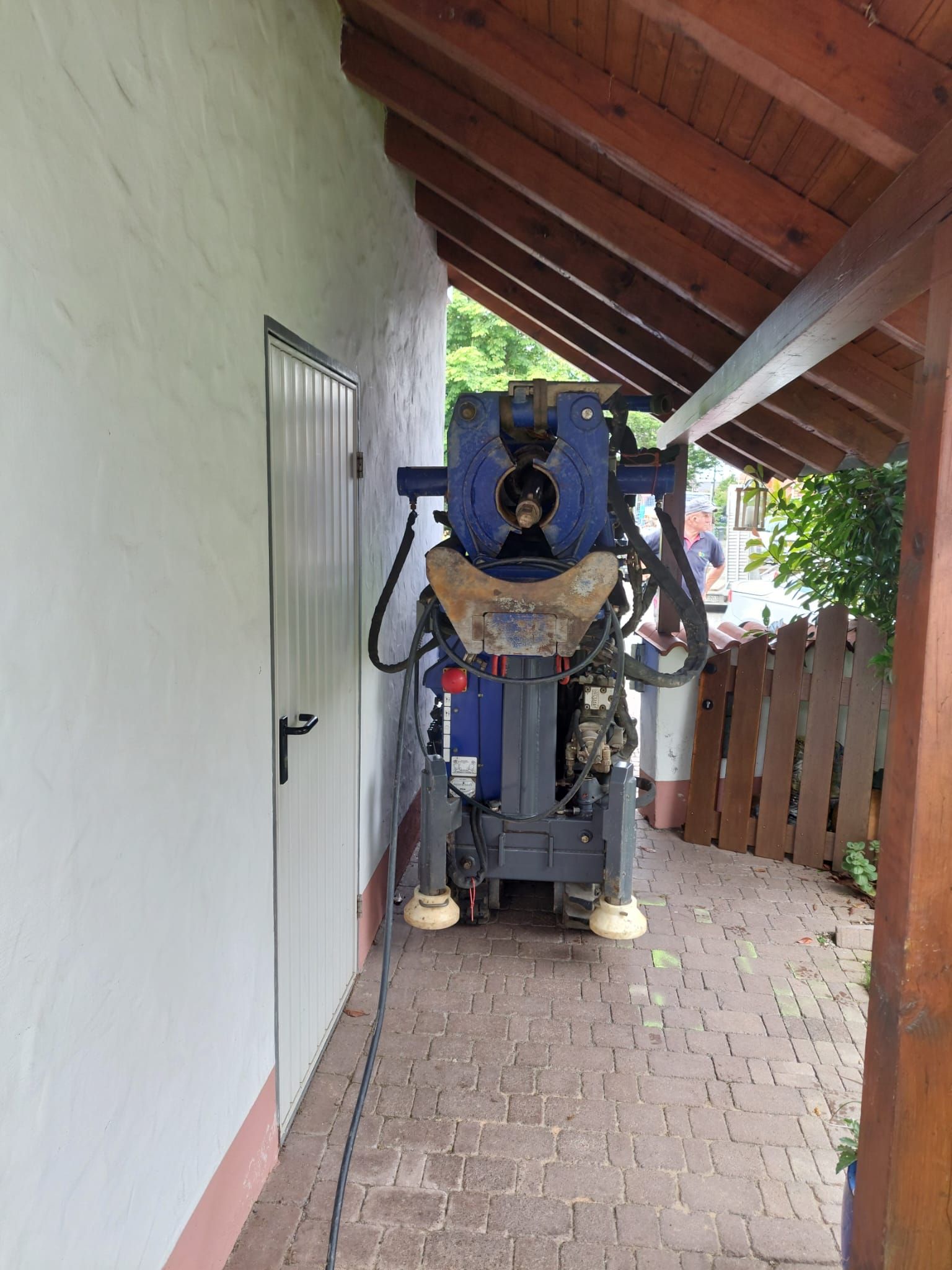 Brunnenbohrarbeiten im überdachten Außenbereich eines Wohnhauses