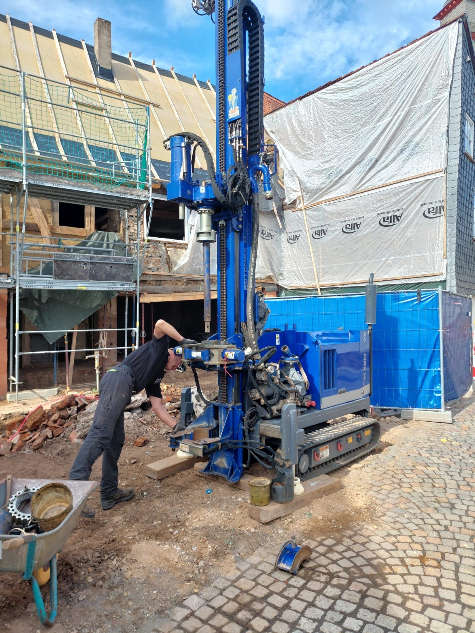 Bohranlage bei Installation einer Wasser-Wärmepumpe auf Baustelle